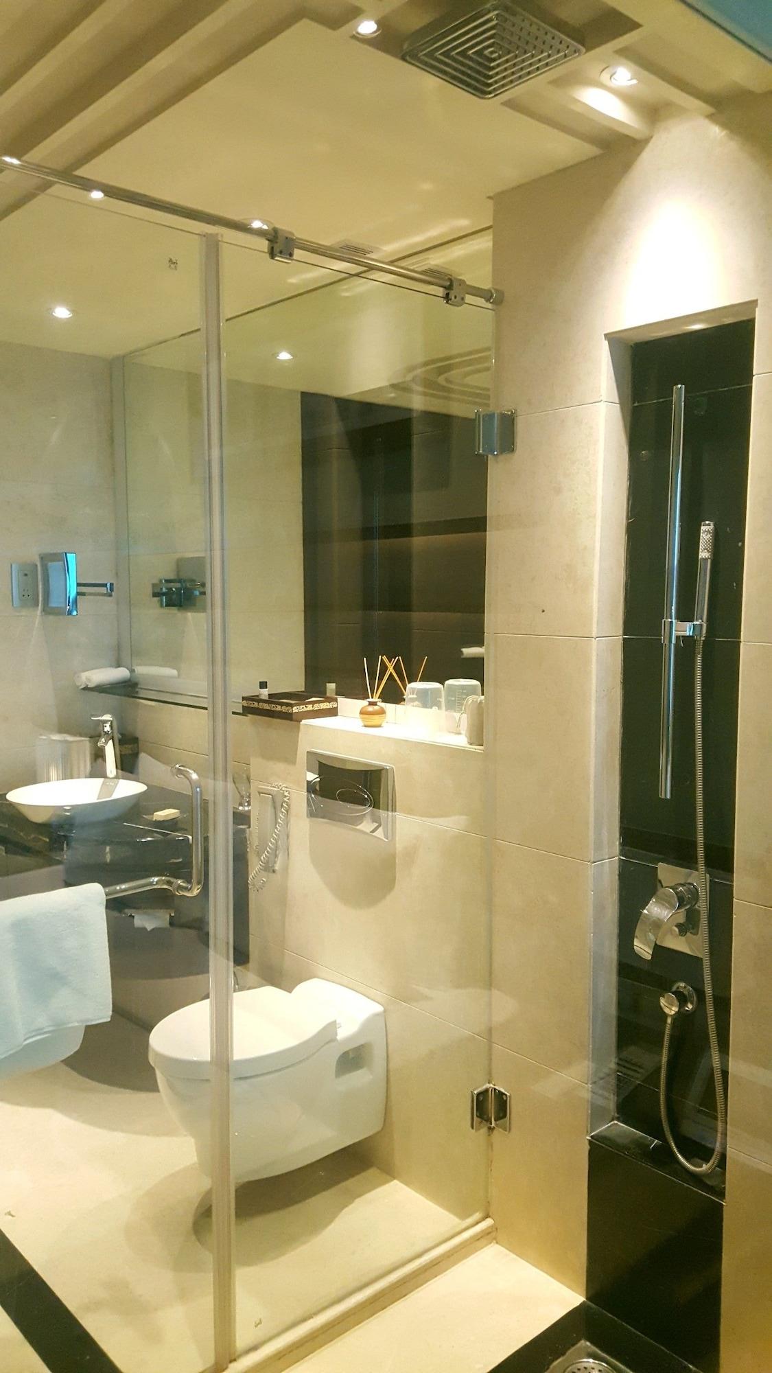 Vivanta Hyderabad, Begumpet מראה חיצוני תמונה A shower cubicle