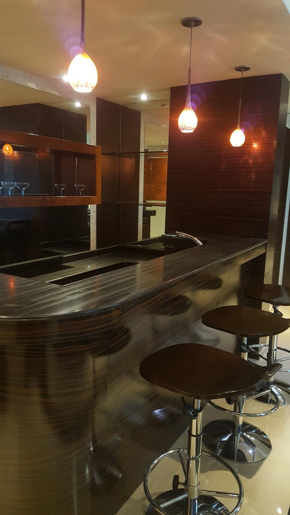 Vivanta Hyderabad, Begumpet מראה חיצוני תמונה A kitchen with a granite countertop
