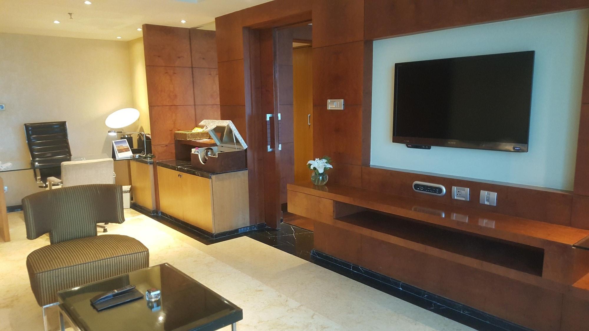 Vivanta Hyderabad, Begumpet מראה חיצוני תמונה A suite at the Taj Mahal Palace