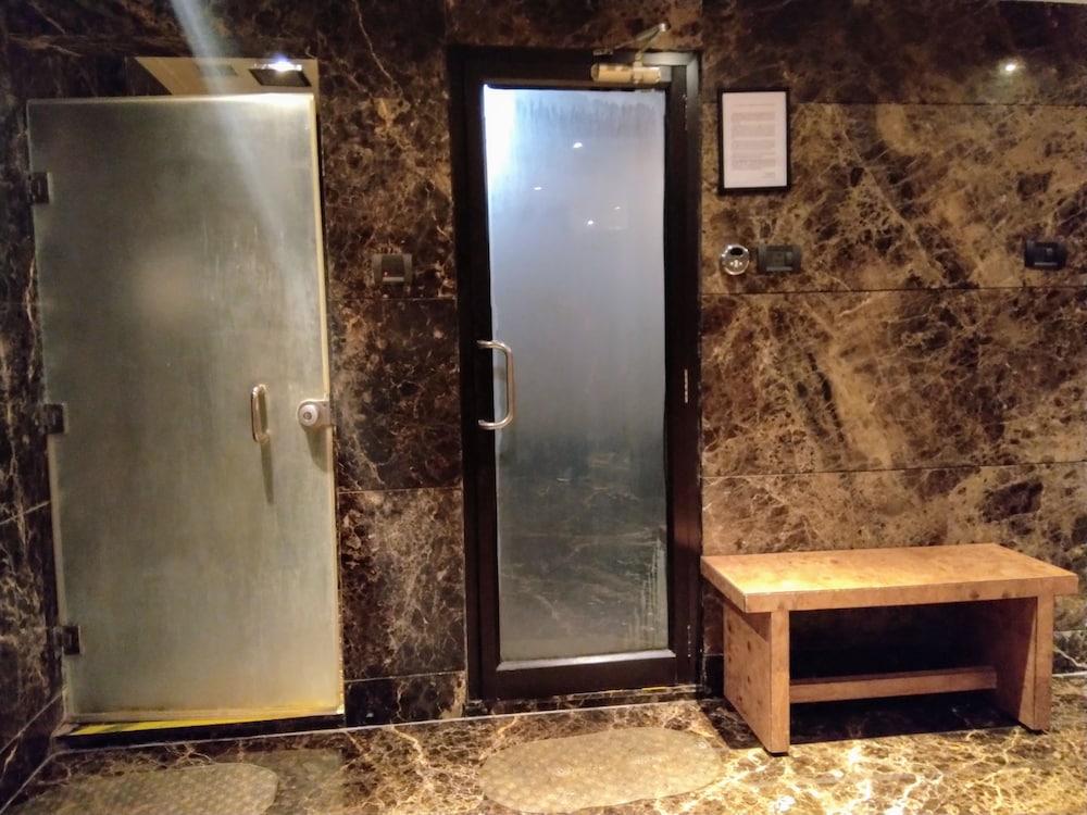Vivanta Hyderabad, Begumpet מראה חיצוני תמונה A shower room