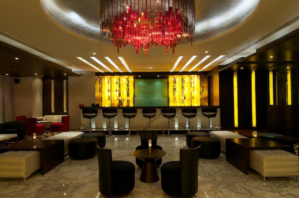 Vivanta Hyderabad, Begumpet מראה חיצוני תמונה The lobby of the hotel