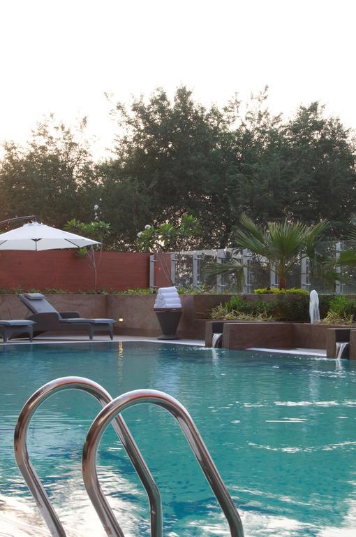 Vivanta Hyderabad, Begumpet מראה חיצוני תמונה The pool at the Taj Bengal
