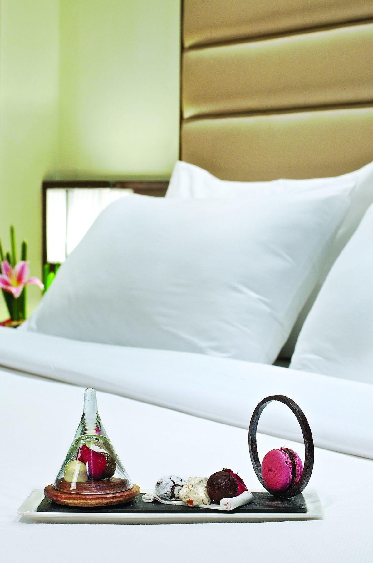 Vivanta Hyderabad, Begumpet חדר תמונה Pillows on a bed