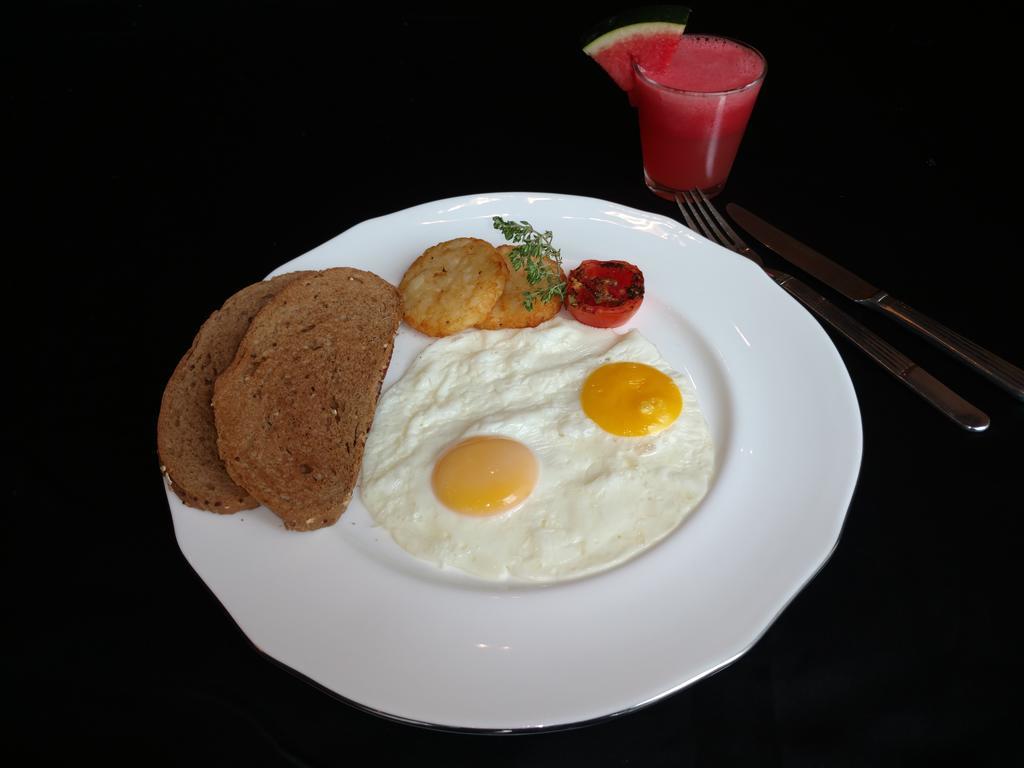 Vivanta Hyderabad, Begumpet מראה חיצוני תמונה A plate of sunny-side-up eggs