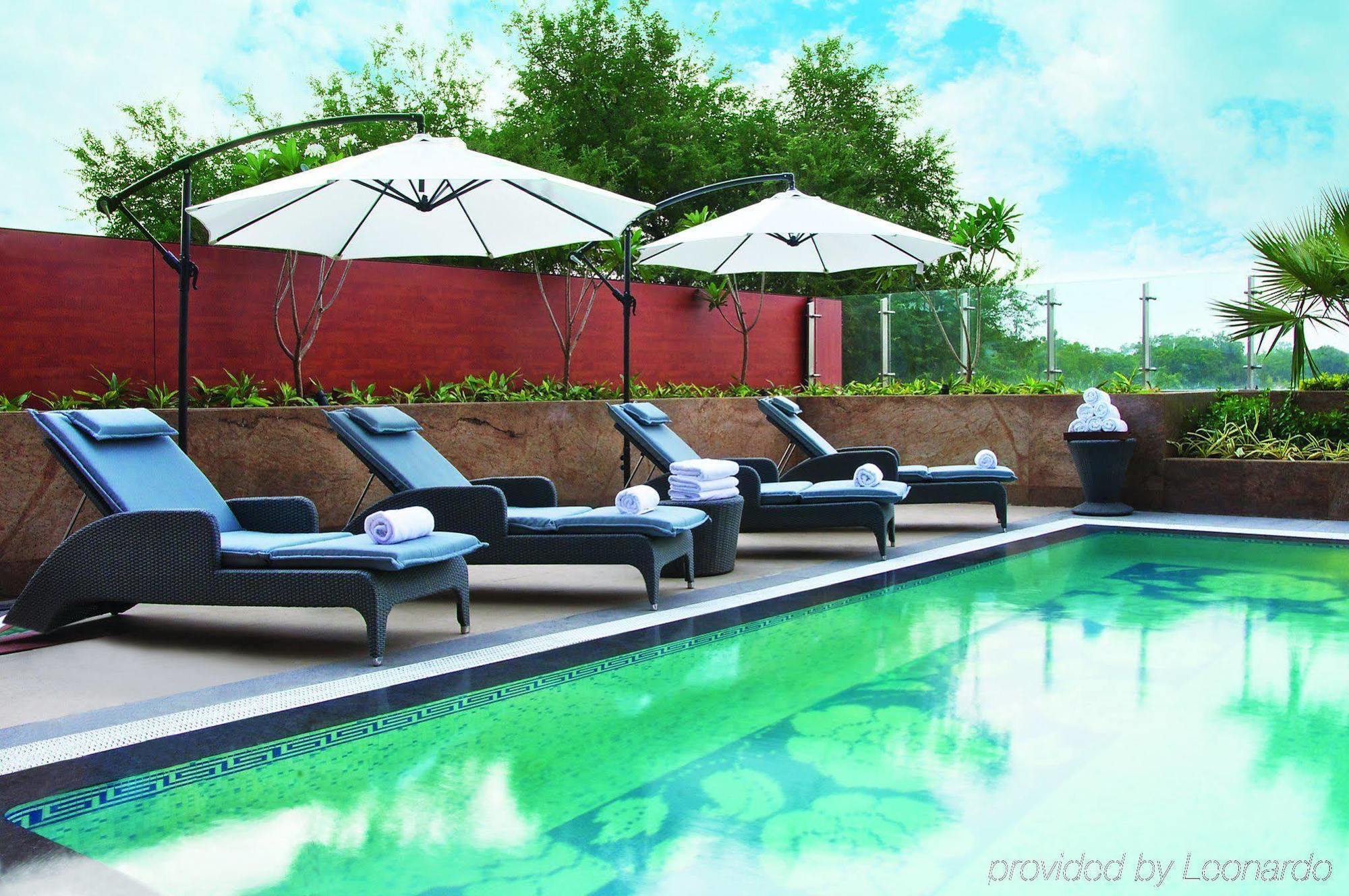 Vivanta Hyderabad, Begumpet מתקנים תמונה The pool at the hotel