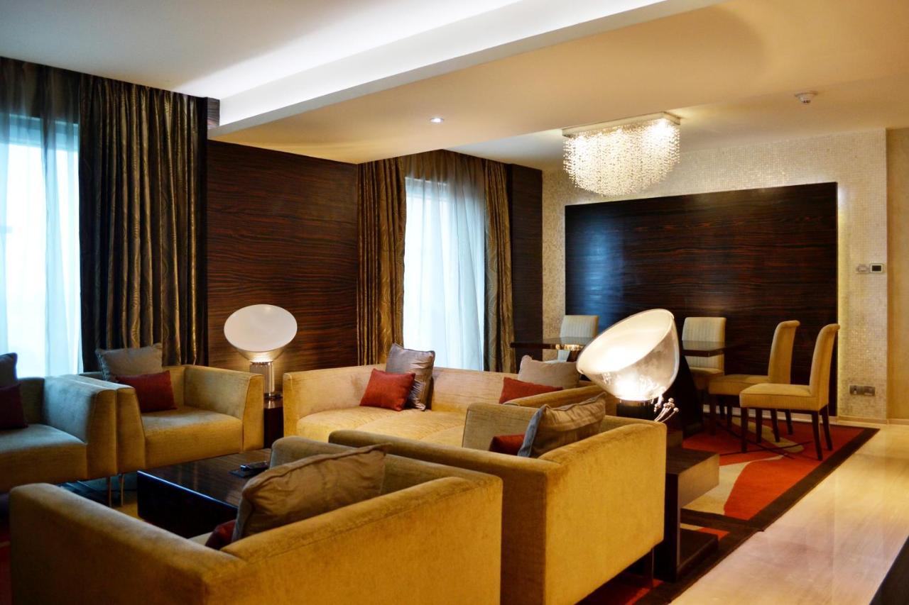 Vivanta Hyderabad, Begumpet מראה חיצוני תמונה The interior of a suite at the hotel