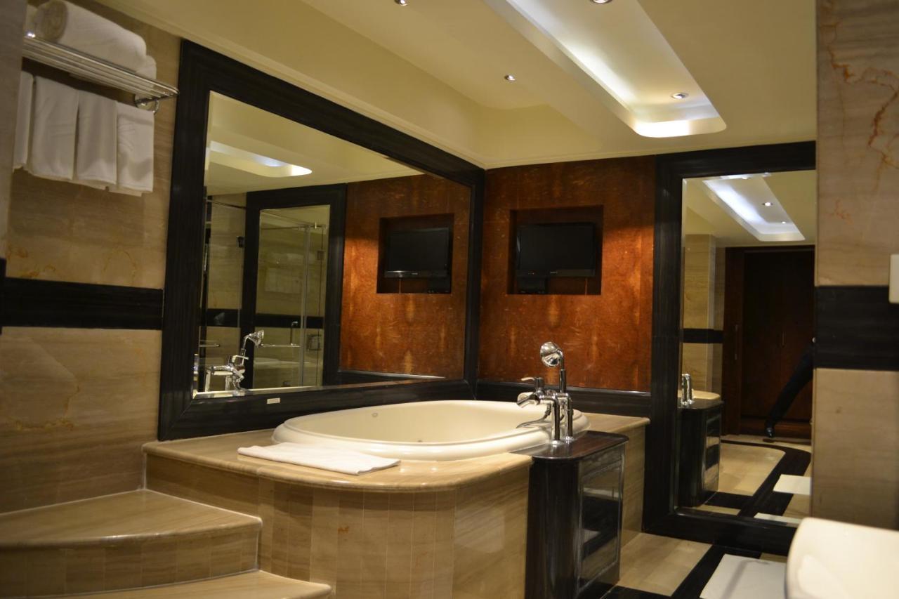 Vivanta Hyderabad, Begumpet מראה חיצוני תמונה Bathroom